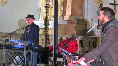 Bild: stg
Siegfried (links) und Oliver Fietz begeisterten am Sonntagabend in der Pfarrkirche Kulmain.