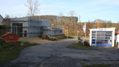Bild: gpa
Der Rohbau der neuen Tüv-Anlage in Eschenbach (links) ist fertig.