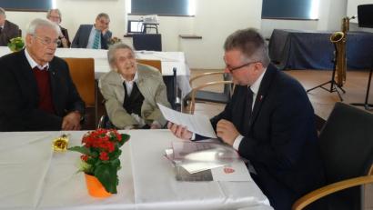 Bild: hka
Bürgermeister Michael Göth (rechts) liest dem Ehepaar Hildegard und Josef Christ den Schenkungsvertrag vor.