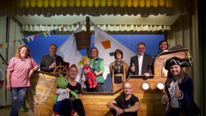 Bild: exb
Mit einem Puppentheater klärte die AOK im Mitterteicher Josefsheim über gesunde Ernährung auf. Auf dem Programm stand das Stück „Jolinchens Seereise“. Auch der Mitterteicher Bürgermeister Roland Grillmeier (Zweiter von links) informierte sich über die Aufführung und mischte sich in einer Pause kurz unter die Puppenspieler.
