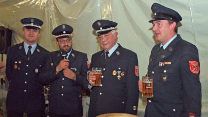 Bild: sön
Der Baumstamm ist durchsägt. Kommandant Martin und Vorsitzender Richard Reiser Reiser haben ein Bier verdient, sind Thanheims Vorsitzender Marcus Färber und Kommandant Michael Rothut III. (von rechts) überzeugt
