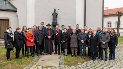 Bild: ws-fotografie, wms
Zum Pastoralbesuch kam Bischof Rudolf Voderholzer am Sonntag in der Pfarrei Bärnau. Im Bild der Bischof mit den Gästen und Vertretern der Vereine.