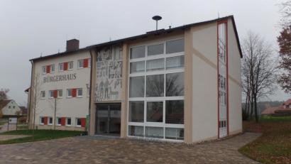 Bild: br
Zur Aufwertung des Bürgerhauses in Schlammersdorf soll ein barrierefreier Zugang an der Giebelseite (rechts im Bild) geschaffen werden. Zudem sollen im Erdgeschoss behindertengerechte Toiletten und ein Wickelraum entstehen.