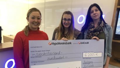 Bild: exb
OBM-Geschäftsführerin Maria Obermeier (von links) übergibt einen Spendenscheck in Höhe von 6200 Euro an Denise Frech und Jennifer Jobst von Ninos Freunde.