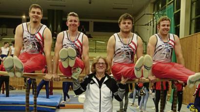 Bild: exb
Matthias Schedl, Vinzenz Gibhardt, Trainerin Christiane Faget-Malzer, Moritz Helgert und Johannes Malzer (von links) freuen sich über den hervorragenden fünften Platz in Bad Tölz.