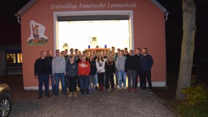 Bild: fla
Kreisbrandmeister Matthias Schmidt (links) gratuliert allen Teilnehmern zur bestandenen Prüfung und dankt den Ausbildern für die gute Vorbereitung.