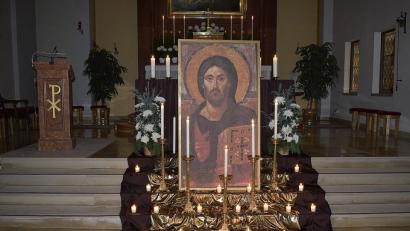 Bild: sck
Das Christkönigsbild mit den Lichtern am Altar.