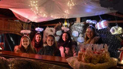 Bild: bej
Auch die Winklarner Festdamen nahmen der zahlreichen Gäste beim voradventlichen Markt in Winklarn an. Als Engel trugen sie mit weihnachtlichem Angebot zum Geschehen bei.