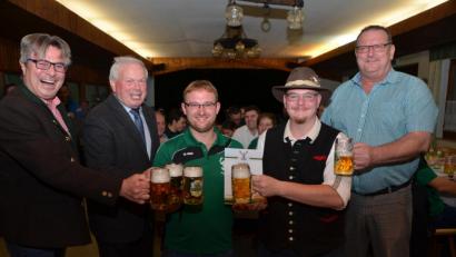Bild: dob
Festleiter Markus Werner (kniend, links) und Schützenmeister Daniel Biermeier (kniend, rechts) ließen sich für ihre Paten gerne auf die Knie nieder. Bürgermeister Reiner Gäbl, "edelweiß"-Schützenmeister Johann Gösl und Ehrenschützenmeister Hans Werner (von links nach rechts) bezeugten den festlichen Akt und stießen mit einem frischgezapften Bier an, das die Eslarner Abordnung als Patengeschenk mitbrachten.