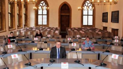 Bild: Dagmar Williamson
Um die Zahlen der Opfer bildlich zu verdeutlichen, platzierten Geschäftsführerin Andrea Graf (rechts), Sozialpädagogin Julia Möbus (hinten) und Praktikantin Julia Geißdörfer (links) vom Sozialdienst katholischer Frauen 68 Aktionsschilder im mit 204 Stühlen besetzten Rathaussaal. Oberbürgermeister Michael Cerny begrüßt die Aktion #schweigenbrechen.