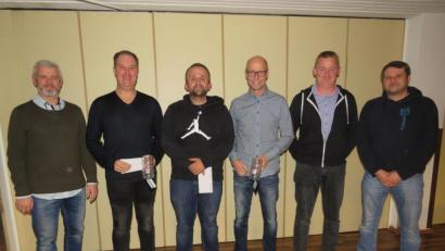 Bild: adj
Die Leiter der Altherrenmannschaften zeichnen die Saisonbesten und verdiente Spieler aus. Von rechts: Daniel Busl (SV Altenstadt), Jürgen Eckert, Roland Kusche, Sandro Coloiero, Carsten Gold und Harald Biersack(DJK Weiden).