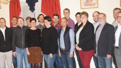 Bild: weu
24 Bürger haben sich bereit erklärt, bei der Gemeinderatswahl für die Liste "CSU-Engagierte Bürger für die Gemeinde Dieterskirchen" zu kandidieren. Richard Brunner (Dritter von rechts) und Bürgermeisterkandidatin Anita Forster (Siebte von rechts) führen die Liste an.