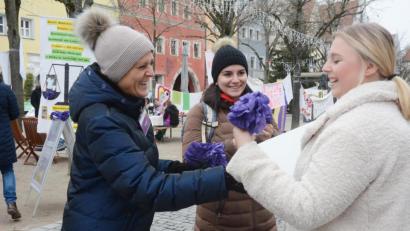 Bild: Gabi Schönberger
Passanten erhalten eine lila Rose als Zeichen der Solidarität