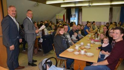 Bild: jr
Leonbergs Bürgermeister Johann Burger und Bürgermeister Roland Grillmeier (von links) hatten für Samstagvormittag zu einem Neugeborenenempfang ins Feuerwehrgerätehaus eingeladen. Neben den üblichen Glückwünschen wurden die Eltern mit einem leckeren Frühstück verwöhnt. In Mitterteich und Leonberg gab es bislang heuer so viele Geburten, dass der Saal kaum ausreichte, alle unterzubringen.