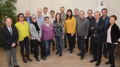 Bild: Gabi Schönberger
Die Nexans-Geschäftsführung ist stolz auf die Geehrten. Vorne, von links: Andreas Wolf, Alexandra Stangl, Corinna Ermer, Ruth Geyer, Gudrun Kohl, Andrea Zeitler, Richard Riedel, Wolfgang Scheideler, Maria Schmidt. Hintere Reihe von links: Robert Losch, Erhard Walter, Norbert Gleißner, Herbert Riedel, Stefan Eckert, Gerhard Zenger, Johannes Wagner und Georg Vogelgesang.