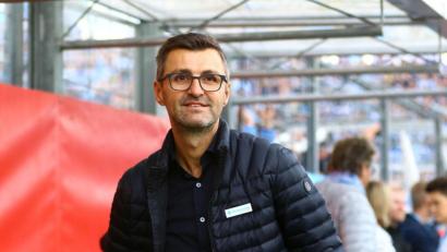 Bild: Ulrich Wagner
Michael Köllner auf dem Weg zur Trainerbank bei seinem ersten Spiel am Sonntag.