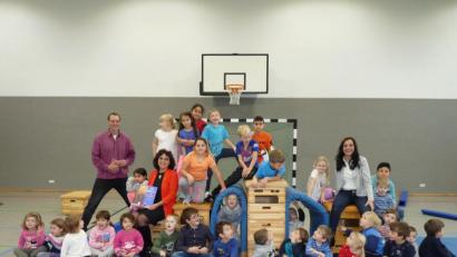 Bild: fpoz
Das Bild zeigt einen Teil der Kinder mit den Vorlesepaten Ulrik Katholing, Michaela Härtl und Margit Bayer in der neuen Sporthalle.