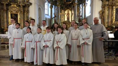 Bild: prh
Sara Eich, Sophie Michl und Augustin Birner (vorne, von rechts) wurden am Hochfest Christkönig in einem feierlichen Gottesdienst, den Guardian Pater Stanislaus (hinten, Fünfter von rechts) gemeinsam mit seinem Vorgänger Pater Stanislaus (rechts) zelebrierte, als Ministranten aufgenommen. .