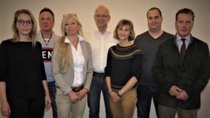 Bild: ubb
Bei der Gründungsversammlung wurden Sabrina Bittner, Hubert Dostler, Annette Gleißner, Frank Schünzel, Heidemarie Schünzel, Christian Rosner und Eberhard Freiherr von Gemmingen-Hornberg (von links) in den Vorstand gewählt. Erster Vorsitzender ist Freiherr von Gemmingen-Hornberg.