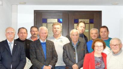 Bild: Dietmayr/exb
Sie halten dem Briefmarkensammlerverein seit Jahrzehnten die Treue (von links): Hans Dietmayr, Joachim Amberger, Andreas Heinl, Wolfgang Dietrich, Georg Ströhl, Bernhard Arbogast, Bernhard Karl, Werner Graml, Bürgermeisterin Brigitte Netta, Alfred Stöckelmeier und Michl Prem.