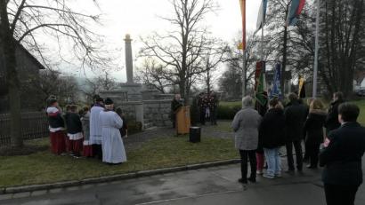 Bild: fz
Nach dem Gottesdienst ist das Kriegerdenkmal Ort des Gedenkens.