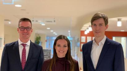 Bild: exb/Jana Silvie Humrich
Kathrin Hofstetter (Mitte) folgt Felix Rauschek (rechts) als Geschäftsführerin der Asklepios-Klinik Burglengenfeld. Mit im Bild: Joachim Ramming (links).