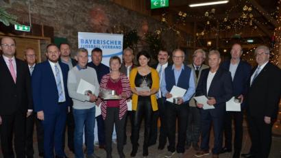 Bild: dob
Finanz- und Heimatminister Albert Füracker (links) und BFV-Bezirksvorsitzender Thomas Graml (rechts) zeichneten Frauen und Männer aus dem Fußballteilkreis Weiden mit dem DFB-Sonderpreis aus und würdigten damit deren Verdienste im Ehrenamt.