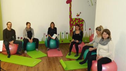 Bild: jzk
Andrea Kick (Dritte von links) hatte zum Schnupperkurs „Singen und Tönen vor der Geburt“ (BabyBauchTöne) eingeladen.