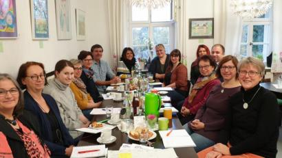 Bild: jzk
Beim Vernetzungstreffen im Familienzentrum Mittendrin waren dabei (von links): Gisela Worf (Beratungsstelle für Schwangerschaftsfragen am Gesundheitsamt), Christine Fleischmann (Beratungsstelle für Kinder, Jugendliche und Eltern), Annalena Fink-Haydari (AWO), Agnes Ring und Angelika Lober (Kita „Li-La-Löhle“) Jörg Wetzel (Schulsozialarbeit Erbendorf), Astrid Bösl und Isabell Kunz (Jugendamt), Angelika Karl (Frühförderstelle), Jessika Wöhrl-Neuber (Mittendrin), Holger Hassel (SOS Kinderdorf), Marianne Fütterer (KoKi), Manuela Kausler, (Schulsozialarbeit Immenreuth) und Elisabeth Schieder (Schwangerschaftsberatungsstelle Donum Vitae).