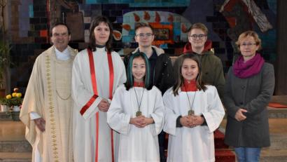 Bild: rgr
Laura Rubner und Teresa Bauer (vorne, von links) werden in die Schar der Grafenwöhrer Ministranten aufgenommen.