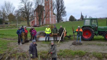 Bild: gi
Mitglieder des Waldvereins und der Siedlergemeinschaft halfen der Teilnehmer-Gemeinschaft der Dorferneuerung Moosbach II beim Bepflanzen des renaturierten Gruber Baches. Die Leitung oblag Markus Mayer vom AfLE, der sich zusammen mit Bürgermeister Hermann Ach bei den Helfern bedankte.