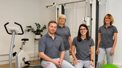 Bild: Stephan Huber
Sabine und Peter Distler (vorne, sitzend) mit ihrem Team in der neuen Physiotherapie-Praxis in der Emailfabrikstraße 13 in Amberg.