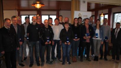 Bild: kro
Die Besten der Landkreismeisterschaften bei den Erwachsenen, im Motorsport, sei es im Slalom-, Rallye-, Oldtimer- und im 270er Kartfahren. Unser Bild zeigt sie mit den Ehrengästen.