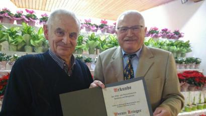 Bild: mma
Vorsitzender Josef Moosburger (rechts) ernennt Werner Krieger zum Ehrenmitglied des Obst- und Gartenbauvereins Hahnbach.