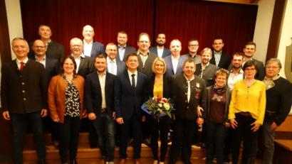 Bild: ct
Die Kandidaten der Vilsecker CSU für die Wahl des Bürgermeisters und des Stadtrats mit Spitzenkandidat Markus Graf (vorn, Vierter von links, mit Ehefrau Simone) und Kreisvorsitzendem Harald Schwartz.
