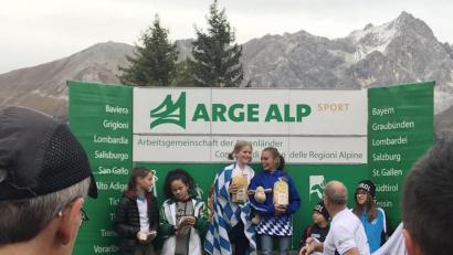 Bild: exb/Döhler
Luisa Döhler (Dritte von links) auf dem Siegertreppchen des ARGE-ALP-Ländervergleichskampfs in Graubünden mit ihrer Partnerin Lena Baath.