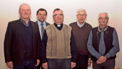 Bild: sön
Der neugewählte Vorsitzende der Caritas-Sozialstation Dekanat Ensdorf, Pfarrer Pater Slawomir Niemczewski (Mitte) mit Geschäftsführer Diakon Richard Sellmeyer, Caritas-Geschäftsführer Günter Koller, dem scheidenden stellvertretenden Vorsitzenden Christian Wenkmann und Revisor Josef Huf (von links).