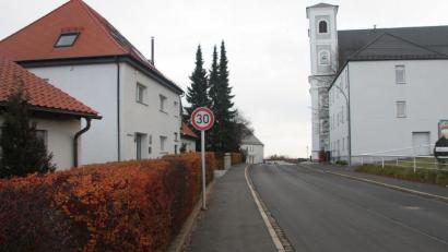 Bild: wro
Die Tempo-30-Regelung im Bereich der Wallfahrtskirche soll aufgehoben werden. Dagegen wehren sich die Fuchsmühler Markträte, denen die Sicherheit wichtig ist.
