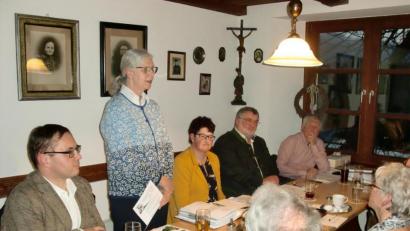 Bild: aub
Birgit Angerer gab einen ganz Rückblick über ihren persönlichen Werdegang und ihre berufliche Tätigkeit als Leiterin des Freilandmuseums Neusath-Perschen. Danach stellte sich ihr Nachfolger Tobias Hammerl (links im Bild) den Vereinsmitgliedern vor.