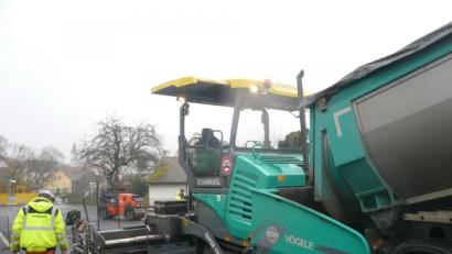 Bild: bey
Die Asphaltdecken waren mit der letzte Teil der Straßenbauarbeiten in Luhe. Nun kann der Verkehr wieder rollen.