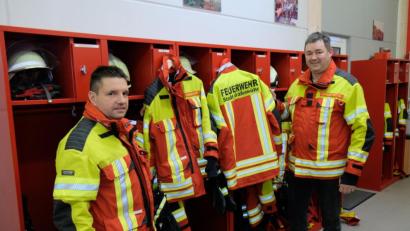 Bild: do
In Gelb und Rot gehalten sind die neuen Schutzanzüge für alle vier Feuerwehren der Stadt. Nach der Neuausstattung der Grafenwöhrer Brandschützer in diesem Jahr bekommen 2020 auch die weiteren Ortsfeuerwehren neue Jacken. Alle tragen den Schriftzug "Feuerwehr Stadt Grafenwöhr". Vorsitzender und Kommandant Alexander Richter (links) sowie stellvertretender Vorsitzender Markus Englhardt schlüpfen für eine Präsentation der Schutzanzüge in die Rolle der schicken "Dressmans".