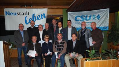 Bild: krb
Die CSU ist stolz auf ihre altgedienten Mitstreiter und zeichnet sie mit Urkunden aus.