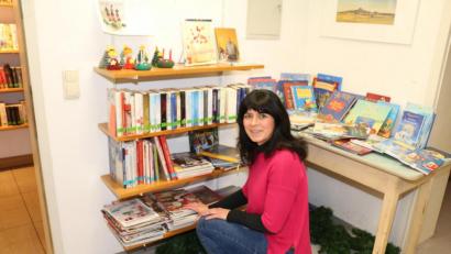 Bild: rpp
Karin Sieber informiert sich bereits in der Weihnachtsecke. Neue Weihnachtsromane sind das Richtige für kalte Winterabende am Kamin oder mit einer Kuscheldecke auf der Couch. Aber auch Backbücher warten auf die Büchereigäste.