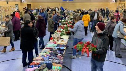 Bild: mez
Dutzende liebevoll gebastelte Adventskränzen, selbst gestrickte Waren und weihnachtliche Dekorationen fanden ihre Abnehmer beim KAB-Weihnachtsbasar. Der Erlös geht erneut an die Mission und die Herz-Jesu-Pfarrei.