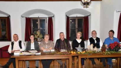 Bild: hcz
Sieben Autoren geben diesmal ihr Bestes (von links): Wolfgang Leo Bäumler, Gertraud Mois, Christa Haubner, Helmut Erndt, Christine Schreiber, Günter Weber und Markus Keßler.