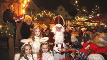 Bild: Hirsch
Christkind, Engel und der Nikolaus verteilten zur Eröffnung des Schwandorfer Weihnachtsmarktes gefüllte Adventskalender.