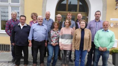 Bild: Franz Elsner
Die Seminarteilnehmer zur "Umfassende Dorferneuerung für den Ort Ebermannsdorf" vor dem Kloster Strahlfeld.
