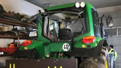 Bild: Herbert Schmidt
Gummistiefel baumeln an dem Schild, das Herbert Schmidt aus Nitzlbuch an seinen Traktor geschraubt hat.