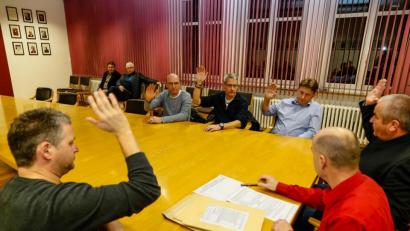 Bild: Hösamer
Der Abstimmungsausschuss unter Vorsitz von Bürgermeister Josef Deichl (rechts) stellte kurz nach 17 Uhr vor einigen Zuschauern im Sitzungssaal das Ergebnis einstimmig fest. Damit war klar: Das Bürgerbegehren "Pro Ehrenamt" ist knapp gescheitert.