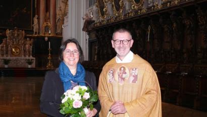Bild: kgg
Nach zwei Jahrzehnten ist Silvia Gmeiner am Sonntag als Basilika-Organistin verabschiedet worden. Stadtpfarrer Thomas Vogl überreichte Blumen und ein Präsent.